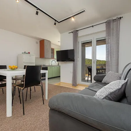 Bona Fide Apartment *